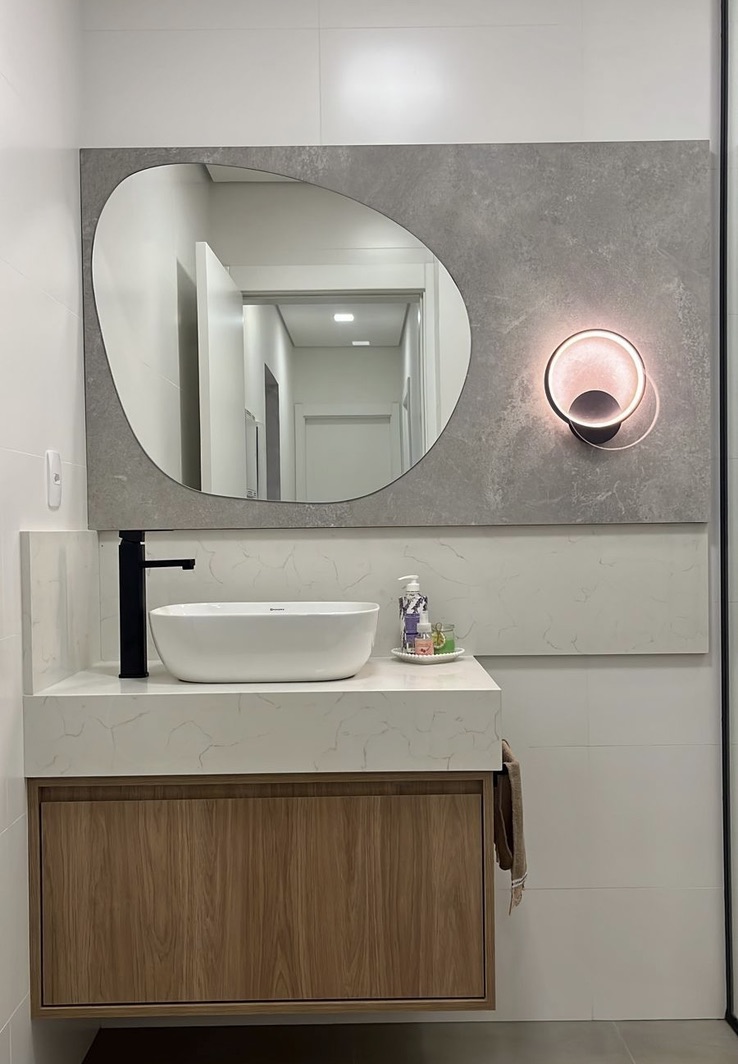 Foto de um banheiro em quartzo carrara