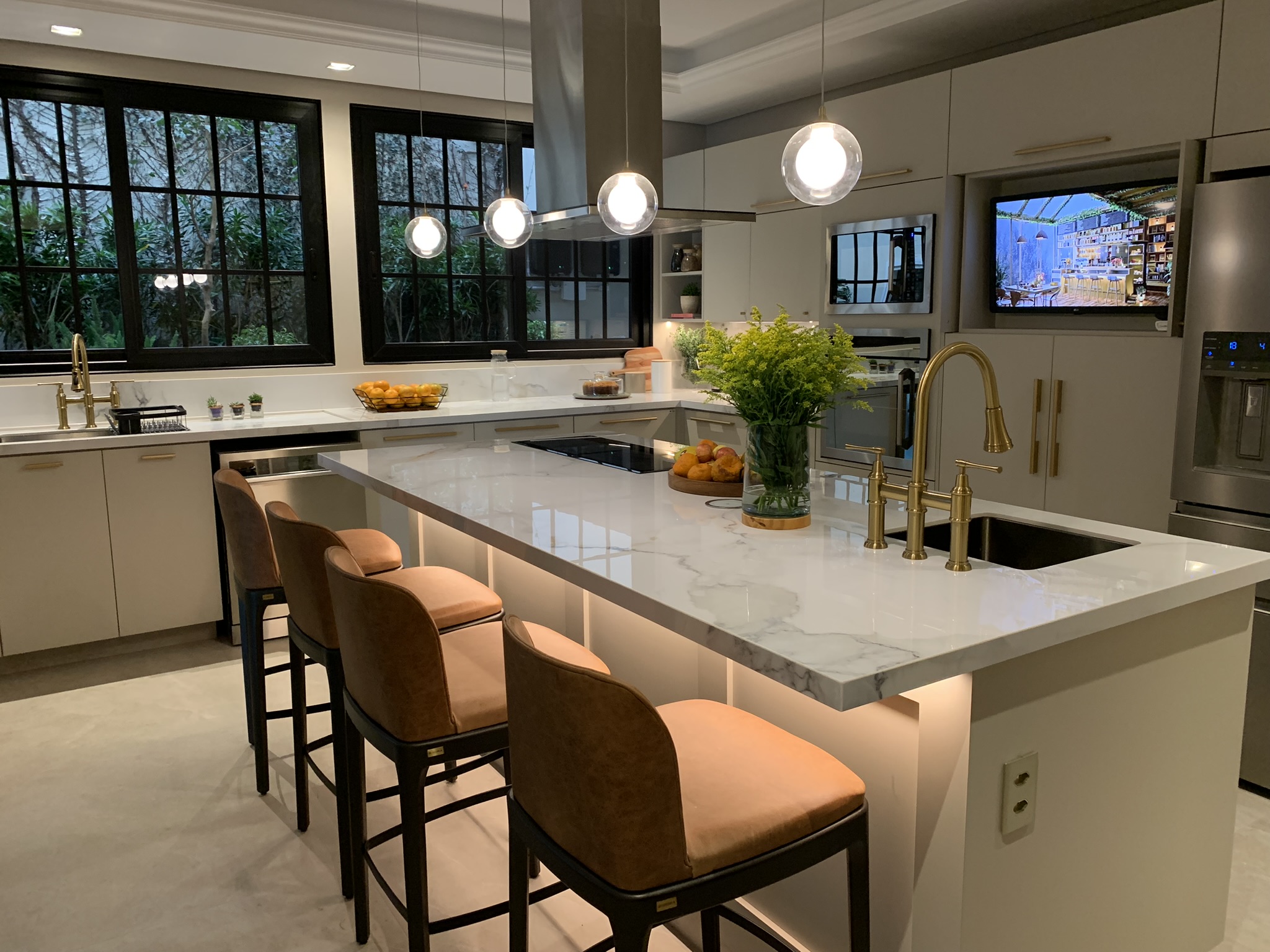 Foto de uma cozinha em lâmina calacata gold