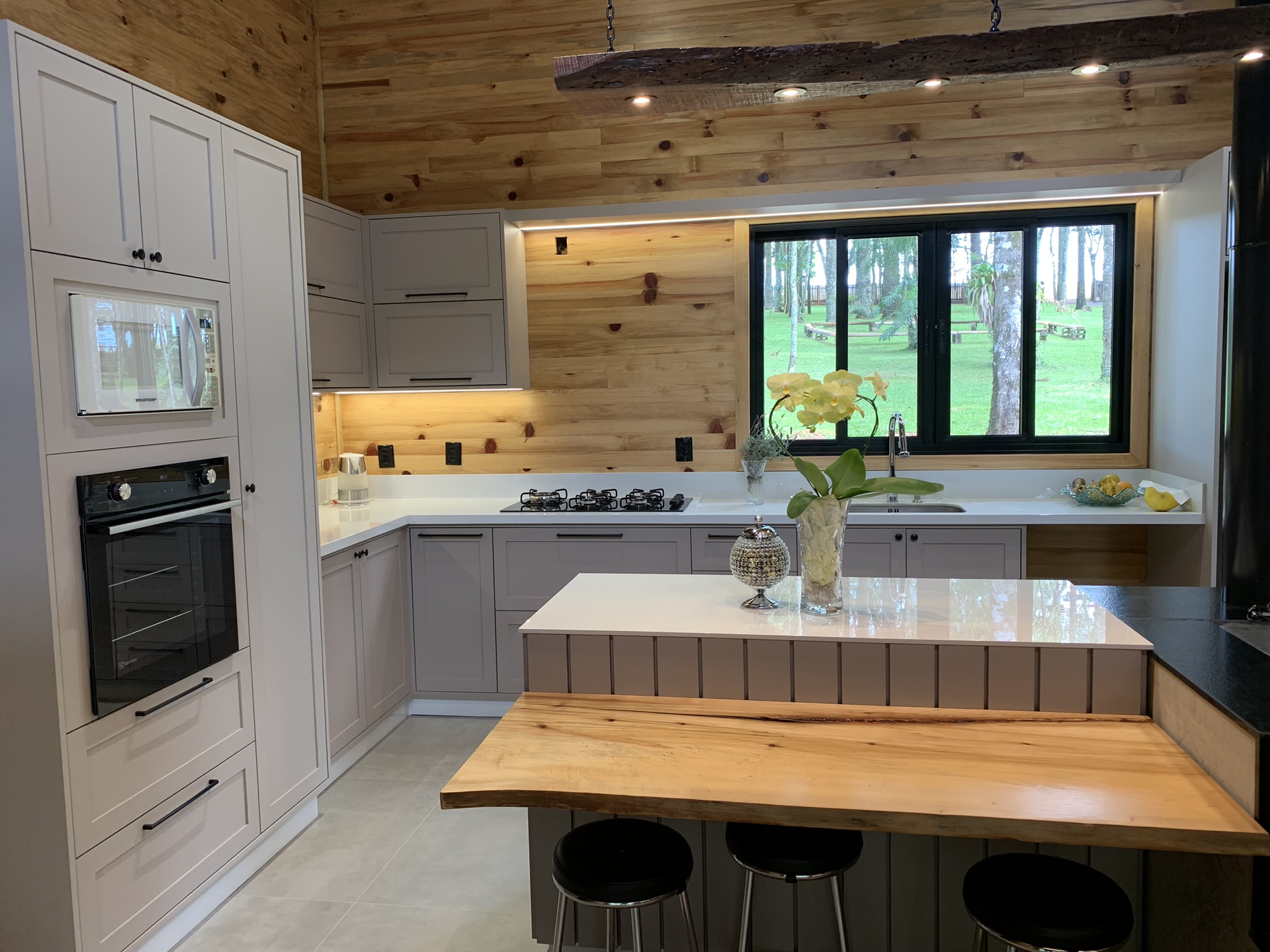 Foto de uma cozinha em lâmina pure white