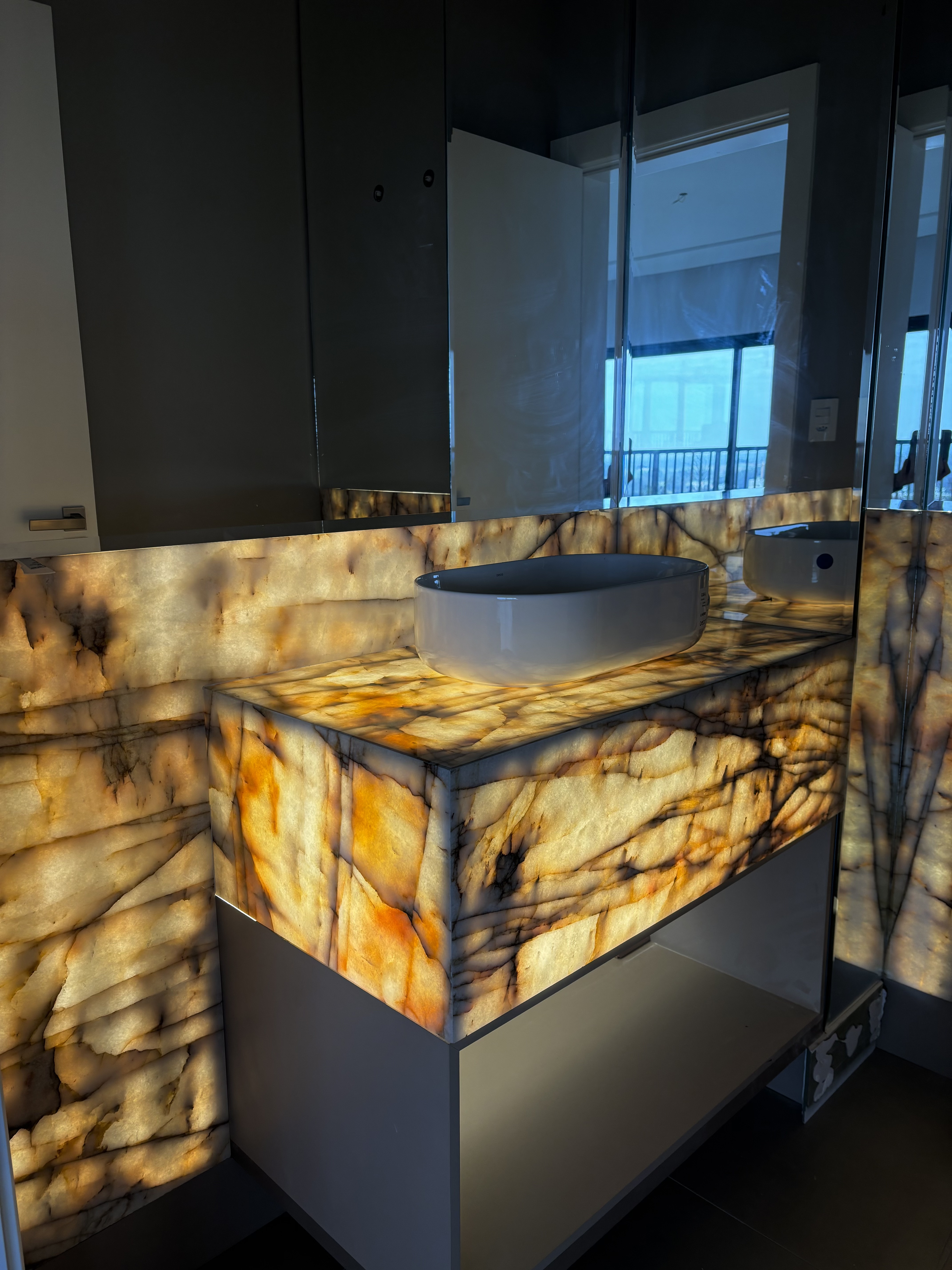 Foto de uma cozinha em granito preto